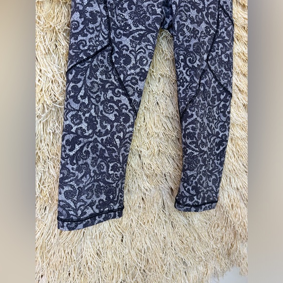 Lululemon✨Outrun 17" Crop Pockets Reflective Mesh✨Mini Cinder Lace White Black✨4 - Picture 10 of 16